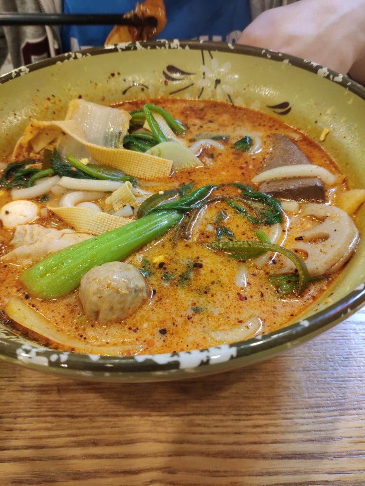 杨光辉麻辣烫(浦锦路店)-"后悔没看点评,点了一些青菜,感觉量已经够.