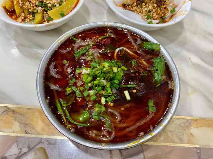 筠连水粉-"又是宜宾闹市区的一家店,我们去的时候人不.