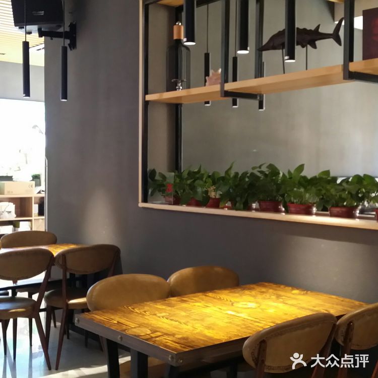 从地铁三号线胡家庙D口出来,往北100米