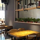 从地铁三号线胡家庙D口出来，往北100米