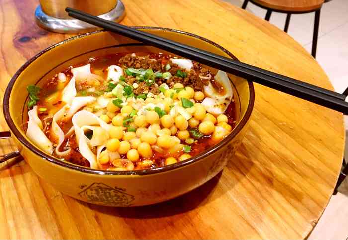 大通冰室台客鸡排旁边,像是老两口开的小面馆,经营粉,面条,米线,刀削