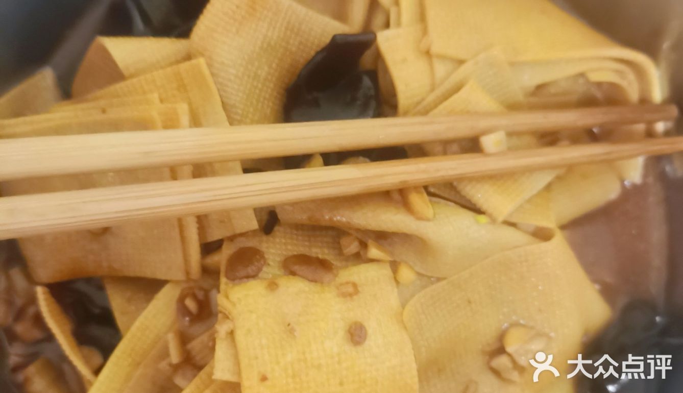 是家很高大上的餐厅。点了很多没吃完，打包了两个菜回来