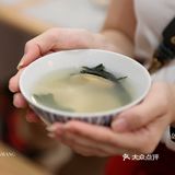 深夜灯火摇曳，人影凭栏，觅的小巷一处有温度的蛋包饭