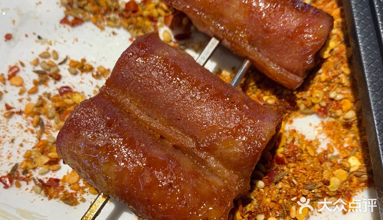 环境干净、整洁、卫生 每桌一个烤架,自动旋转炭烤