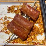 环境干净、整洁、卫生 每桌一个烤架,自动旋转炭烤