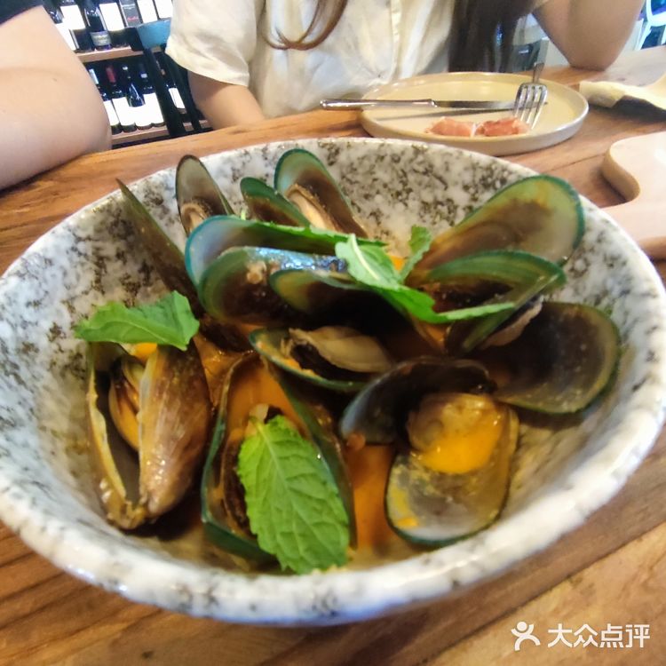 4个人去吃点了7个菜根本吃不光