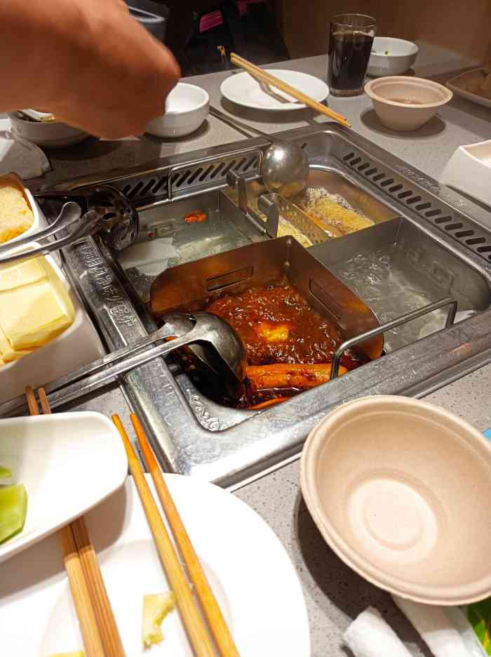 海底捞坐落于大理最繁华的地段服务真的是好的没话说一路相迎服务员会