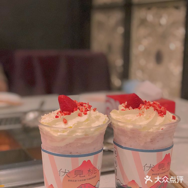 朋友买了两杯草莓明治 用来吃火锅解腻