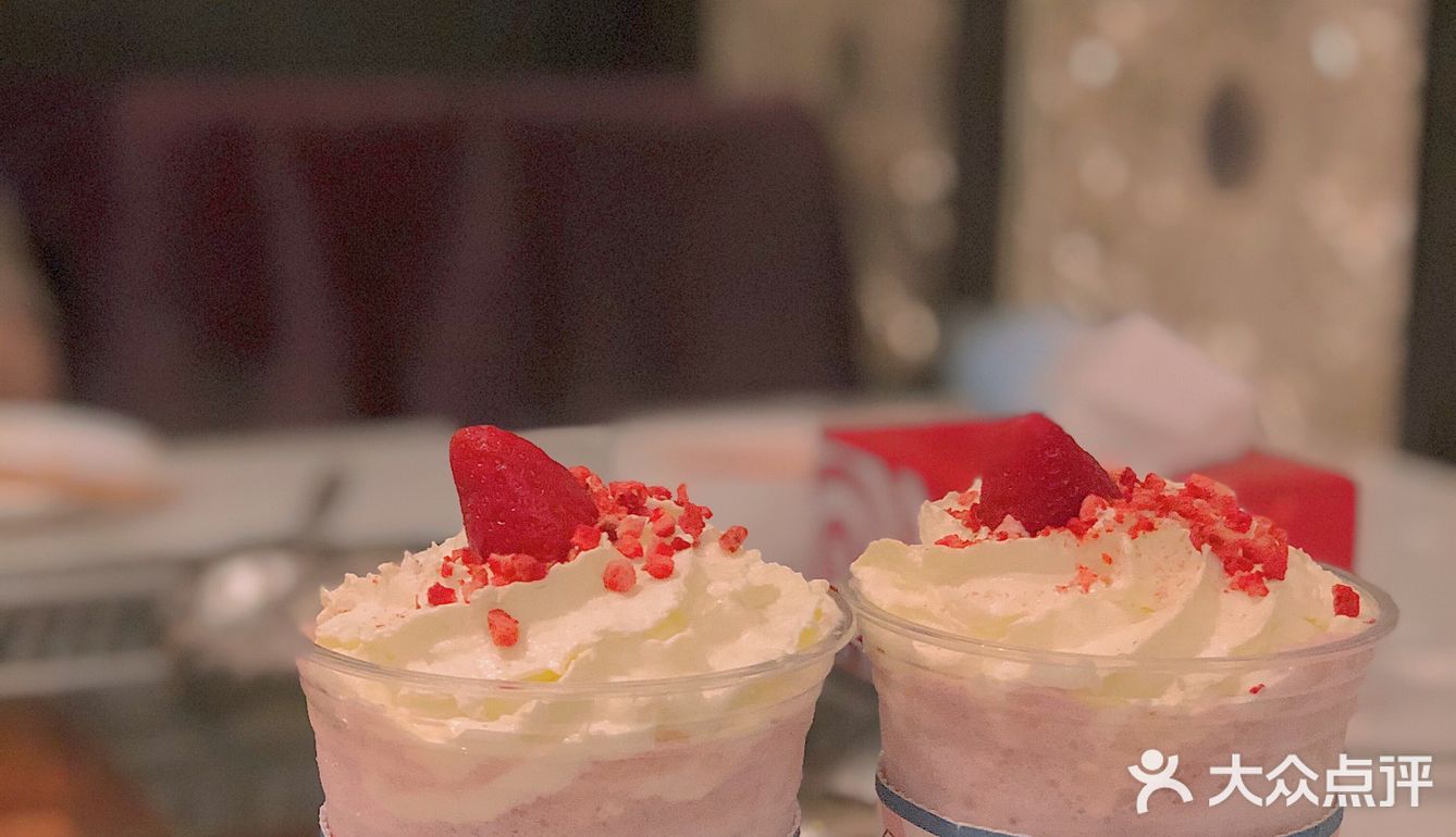 朋友买了两杯草莓明治 用来吃火锅解腻