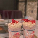 朋友买了两杯草莓明治 用来吃火锅解腻