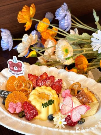 芝士布蕾精灵号：里面有草莓、蓝莓🫐、橘子、香蕉、还