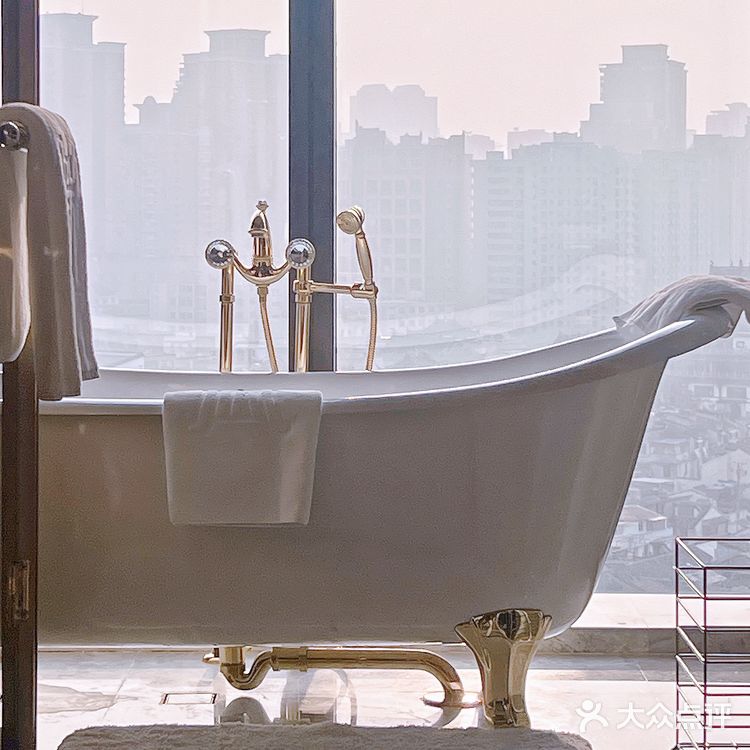 上海外滩老钱风奢牌酒店，竟然吃到繁花同款油墩子！