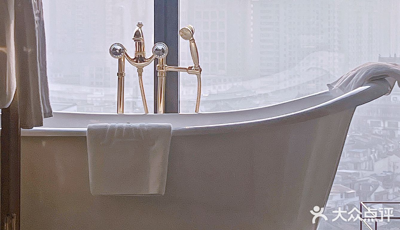 上海外滩老钱风奢牌酒店，竟然吃到繁花同款油墩子！