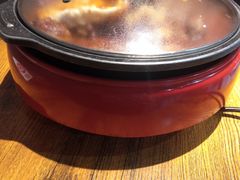 正在加热的锅-吉吉向上炭烤鸡肉煲(大学城店)