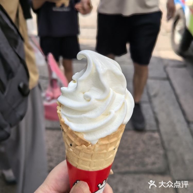 人潮汹涌的蜜雪冰城