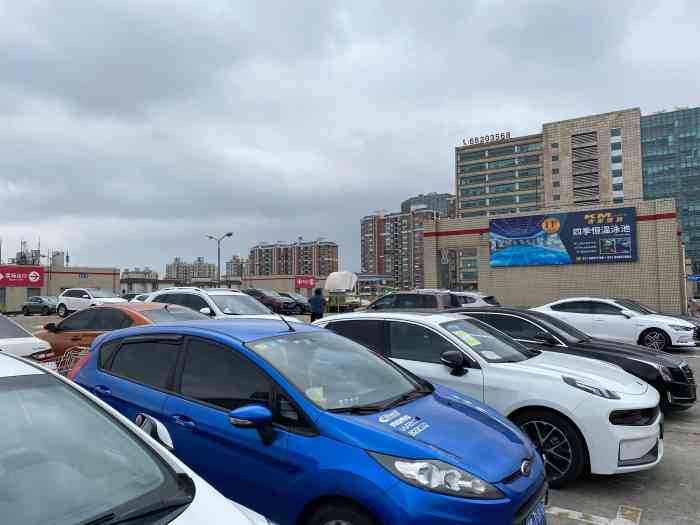 家乐福宝山店停车场
