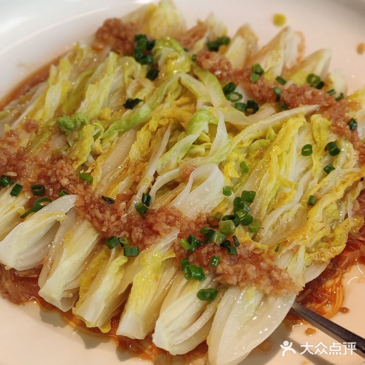 粤添湘这家餐馆就在酷车小镇旁边，那条街都是餐馆