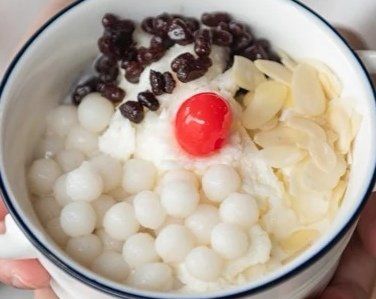 白雪冰汤圆:冰汤圆是成都火锅里常见的小吃,有点像港式的白雪冰,不同