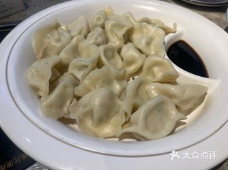 #城市向导官晶莹剔透的饺子皮包裹着饱满多汁的馅料