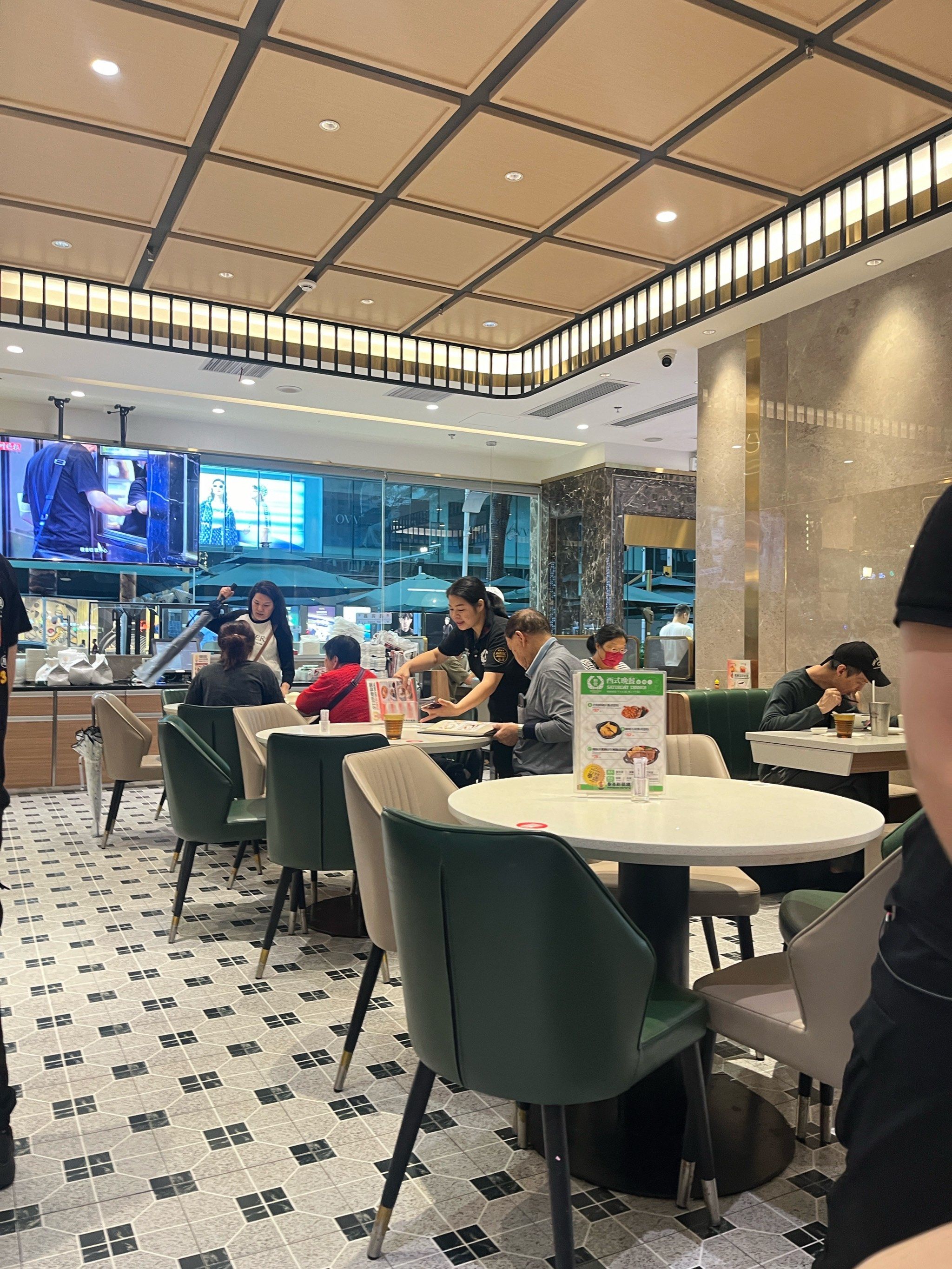 还是熟悉的新发烧腊茶餐厅