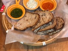 三种酱配酸面包-Mesa Madre梅萨妈妈·Bintana(国贸店)