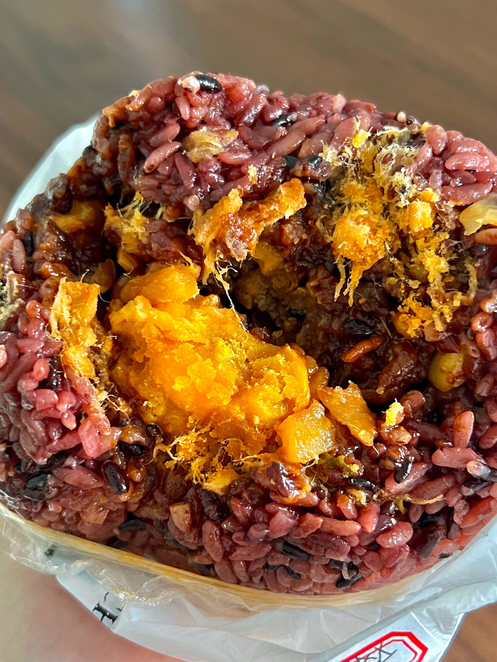 7815双咸蛋黄饭团97
97里面有2个咸蛋黄,油条酥,肉松,肉糜