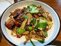 鹿茸菇烟笋炒腊肉-云海肴·汽锅鸡·云南菜(祥云小镇店)