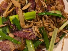 油焖笋炒烟熏肉-云海肴·汽锅鸡·云南菜(天山百盛优客店)