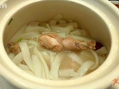 里面放了超有嚼劲的宽面/粉&nbsp;好次-亢龙太子酒轩(东湖店)