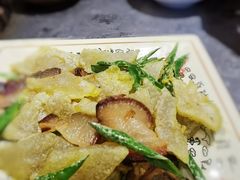 苕粉土豆粑炒腊肉-山间农家