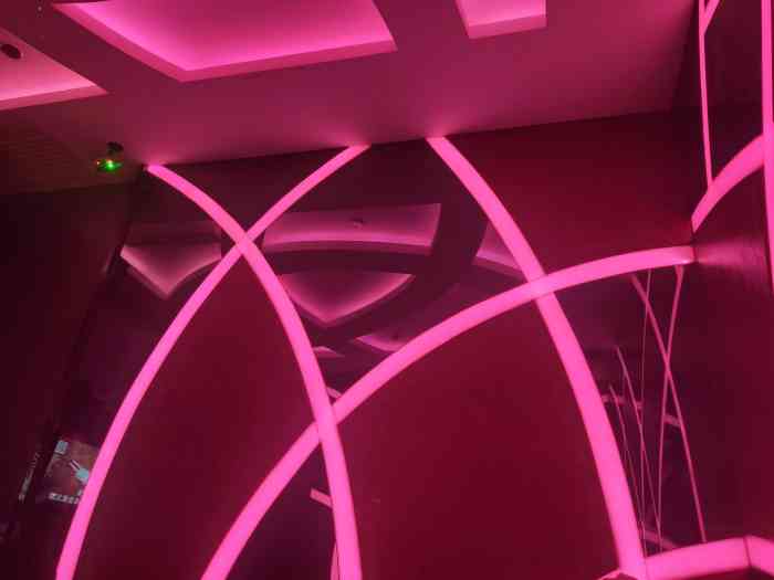 云顶汇量贩式ktv(中山西路店)-"[薄荷]环境:装修得还可以,而且无论