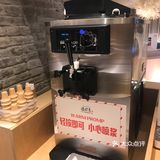 这家店是在这个商场新开的。孩子正好在这有课