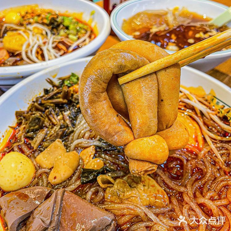 人均20吃成都最地道肥肠粉！实现嗦粉自由！