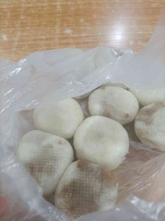 一个久住此地的朋友外带给我一袋包子,觉得很不错,后来又跑去吃他们那