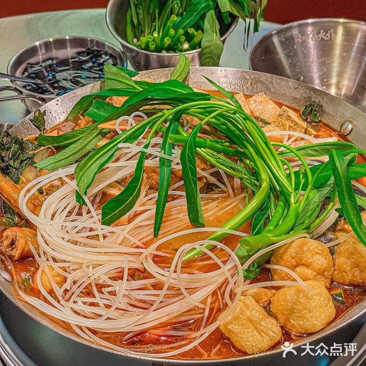 总要来广州吃一次ong菜加满的螺蛳粉鸭脚煲吧‼️