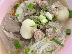 猪肉鱼蛋鱼饼原汤河粉-榮泰米粉湯(Left Shop)