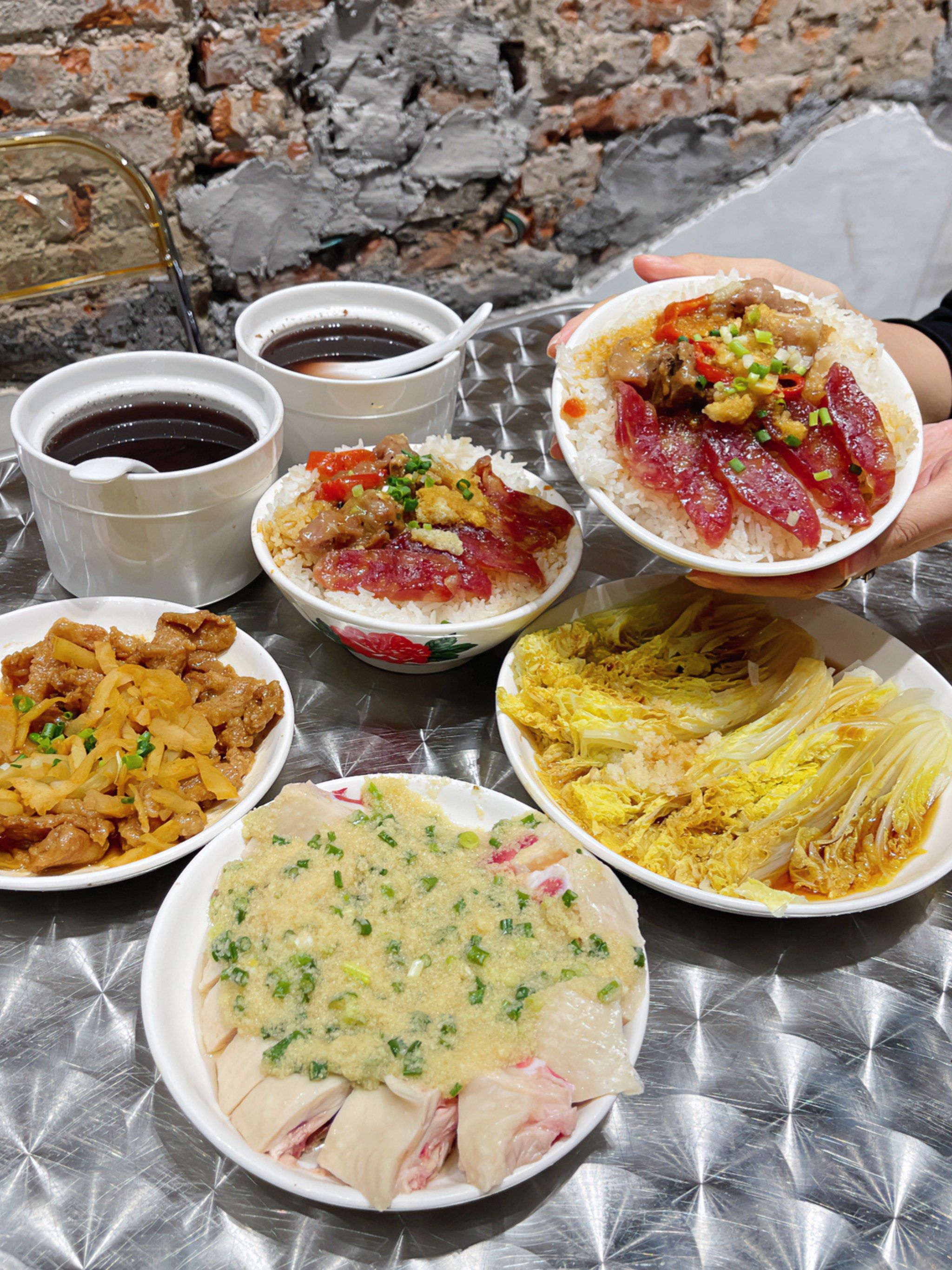 n排骨腊肠饭才10块
用料巨足又新鲜,现点现做,看着小小一碗,份量