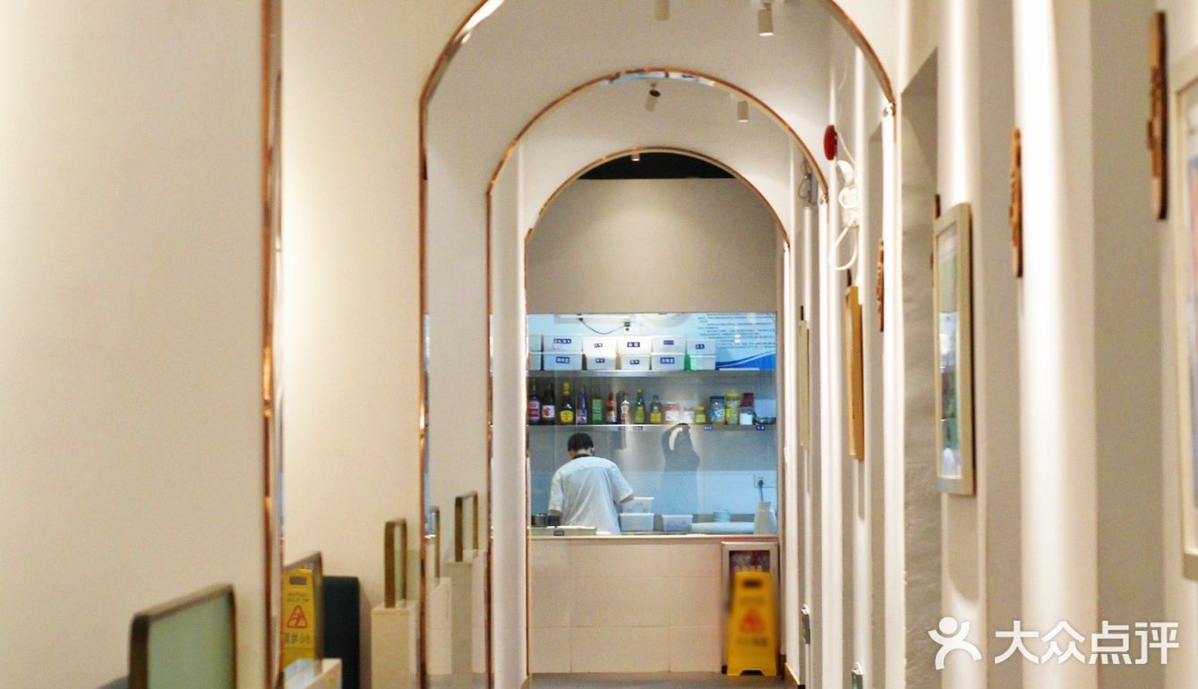 老广探店 | 系画廊餐厅食正宗顺德风生水起手撕鸡！