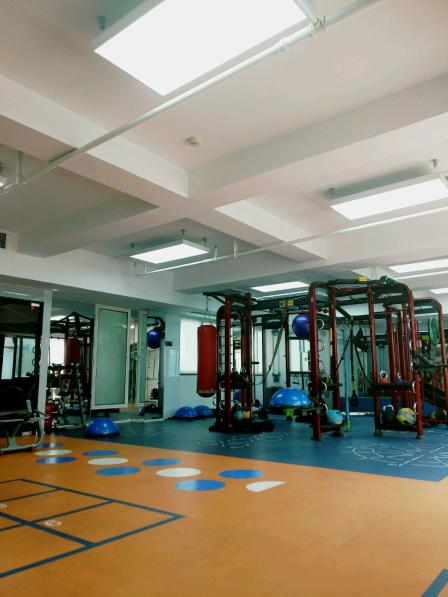 美格菲健身中心(金桥翡翠坊店)-"朋友介绍过来的,设备很齐全,环境挺好