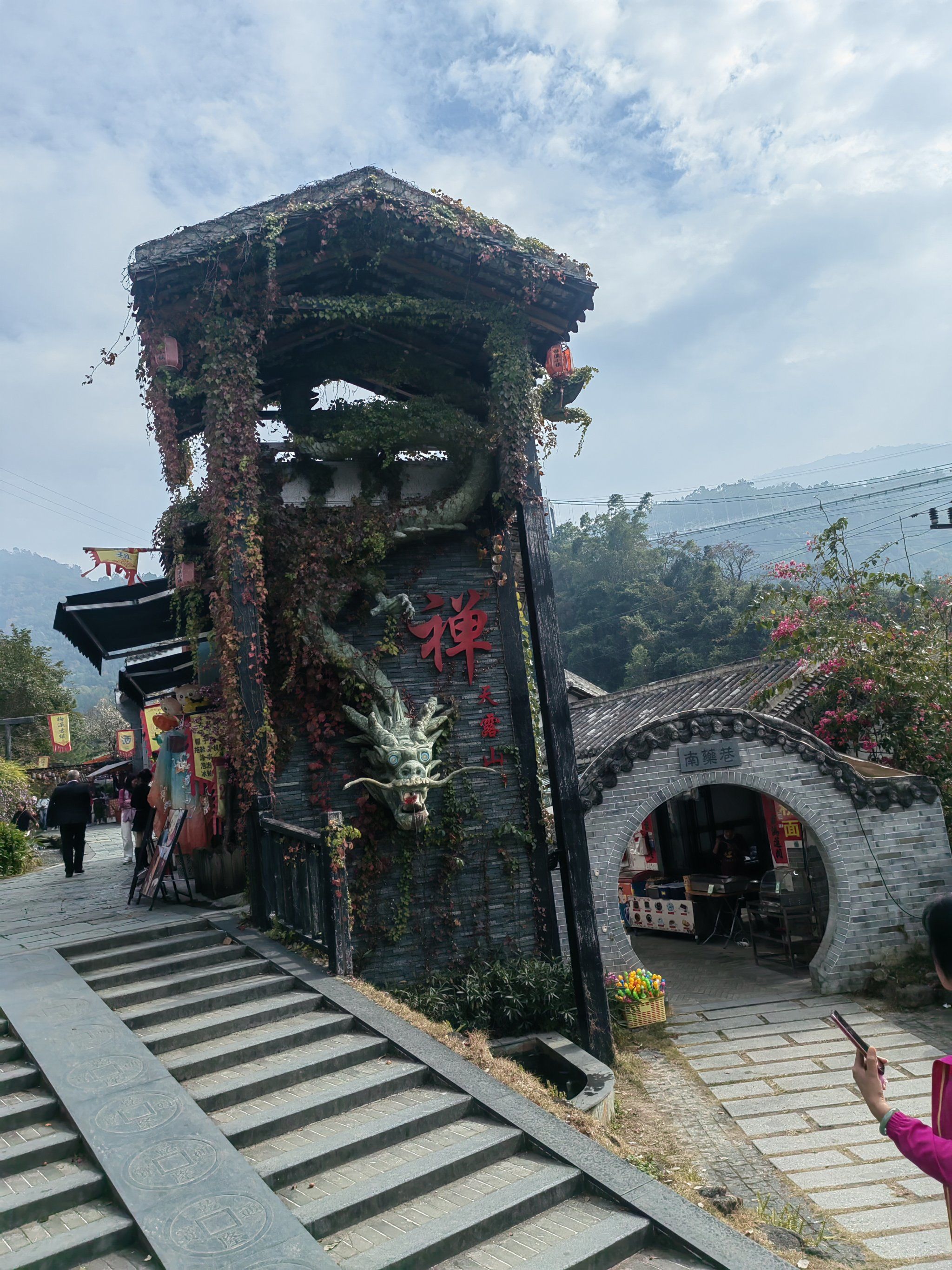 天露山的风景还是不错的,空气清新,里面有