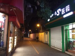 从七星路向这条小巷子里走几十米-7天酒店(南宁七星路中山夜市美食街店)
