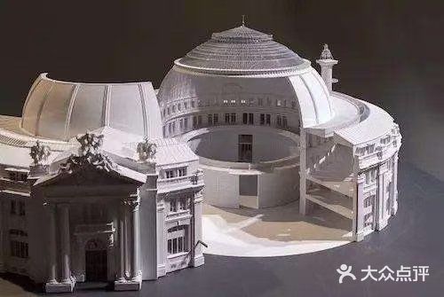 复古风与现代简约单品的搭配风潮也吹至城市建筑里！