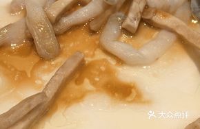 Steamed Sandworm with Clams and Pickled Mustard Greens