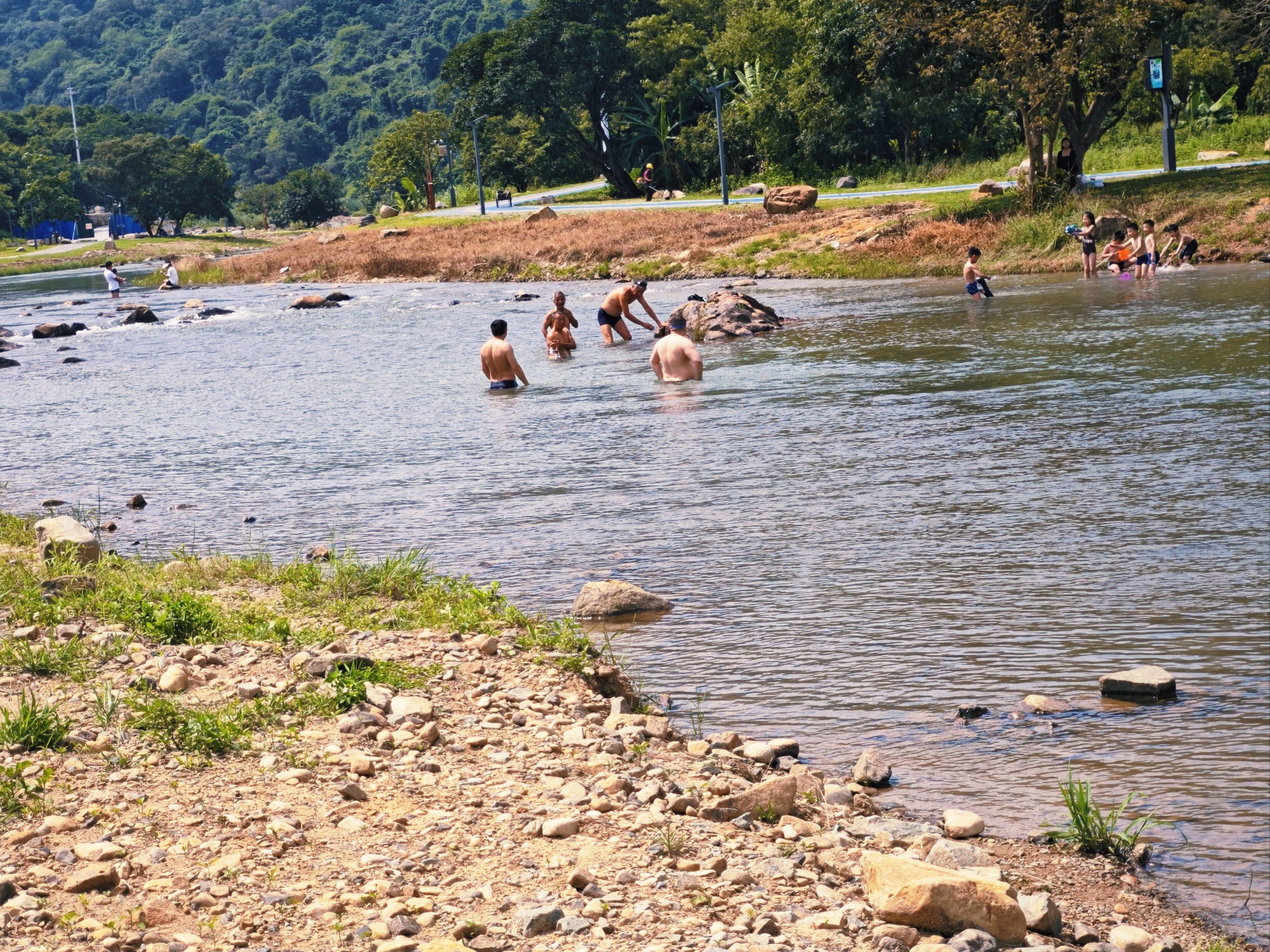 夏天的午后🌞
溪边的流水🏞️
游泳的人们🛶
戏水的