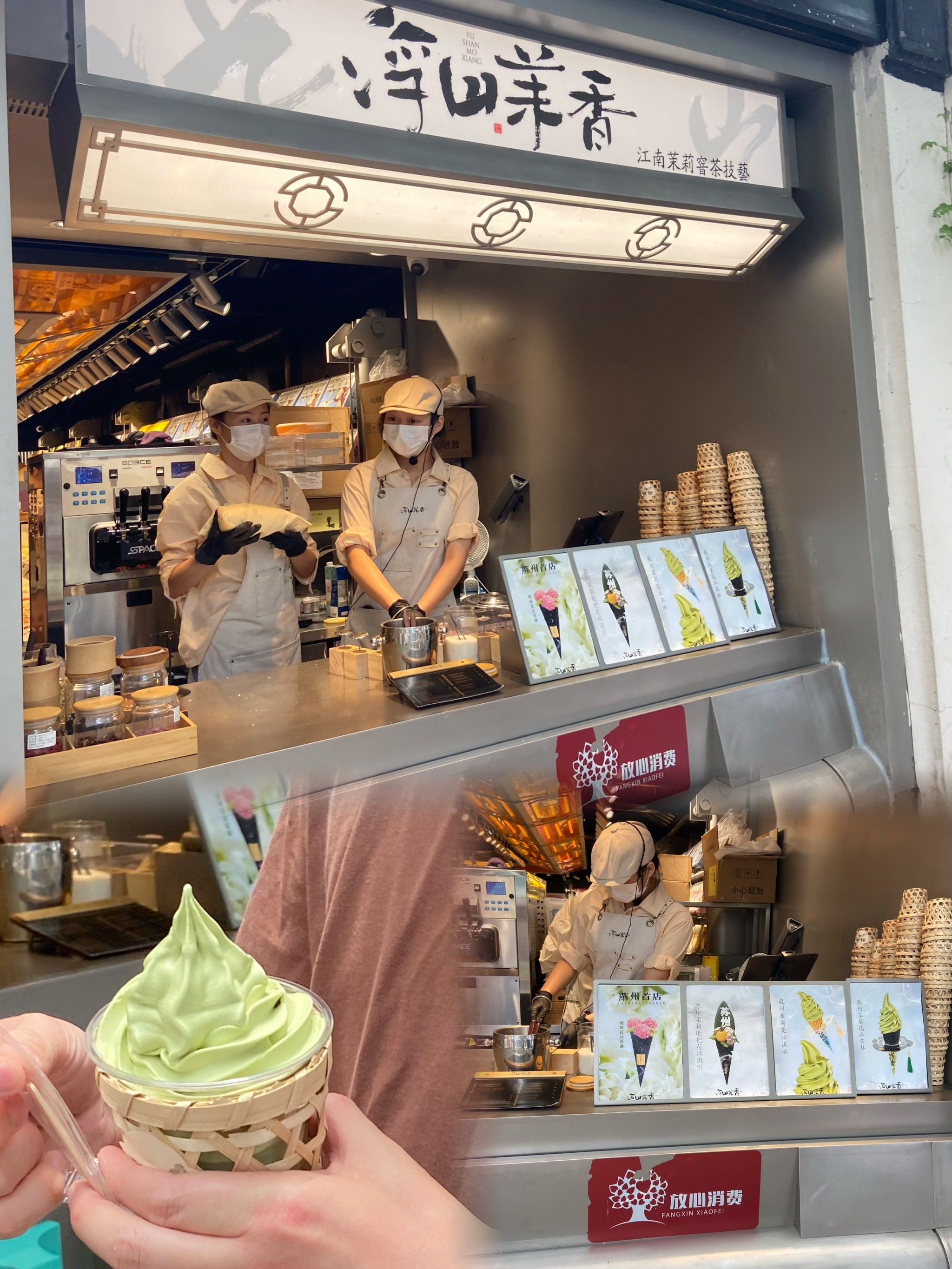 蟹壳黄 袜底酥 鲜肉月饼都是现烤的
还可以买伴手礼送给