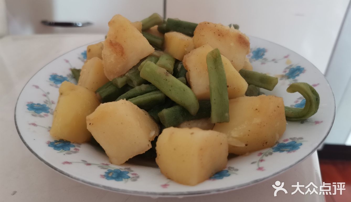 比如昨天就是豆皮、榴莲千层和土豆烧豆角