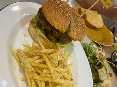 27&nbsp;牛肉汉堡-HELLO 27 意面·沙拉·帕尼尼