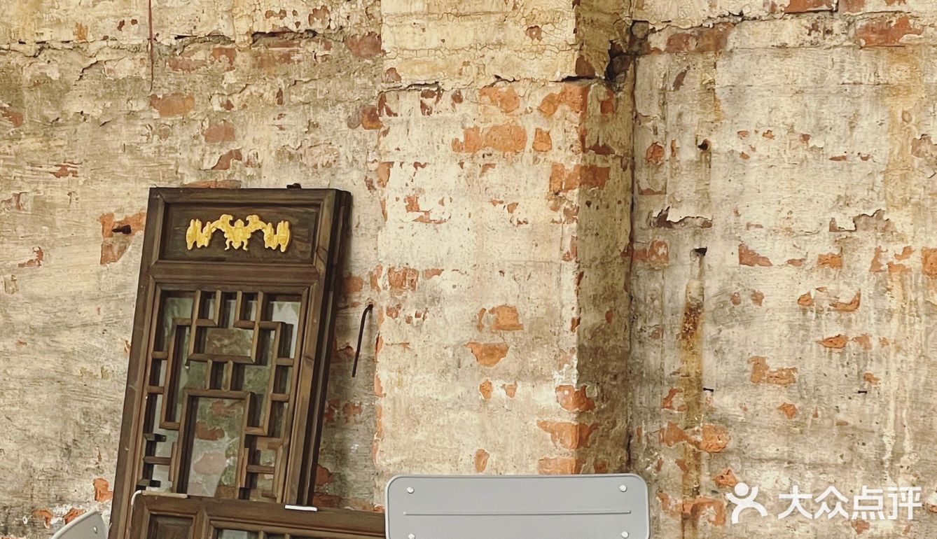 啡飲半醺，似苦若甘，以克苦淬煉著幸福的厚度。