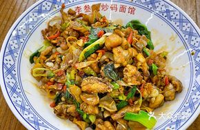 Stir-Fried Bullfrog with Dry-Mixed Wide Noodles