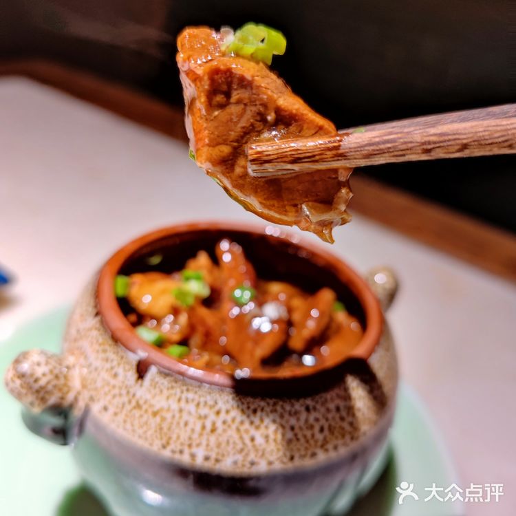 适合家庭小聚的小馆子，二楼环境更好。